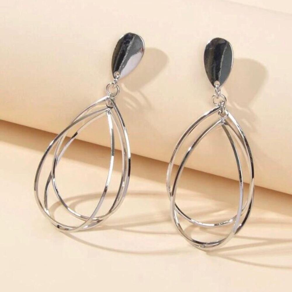Restock 🆕✨ Classy Silver Dangle Earrings NWT - Picture 4 of 5